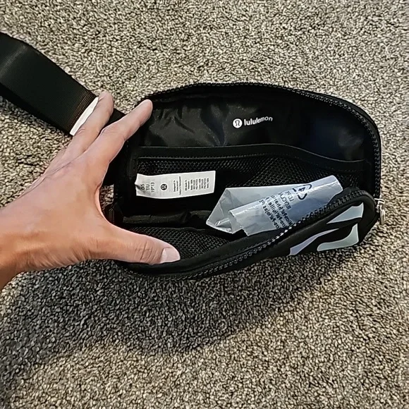 Lululemon Everywhere Belt Bag Rainbow Logo O/S Black NEW - Picture 8 of 10